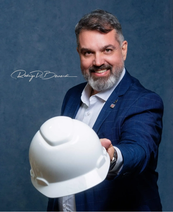 Foto profissional de Rodrigo Di Bernardi em palestra ou reunião estratégica