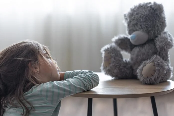 “Órfãos de pais vivos” acende debate sobre negligência emocional