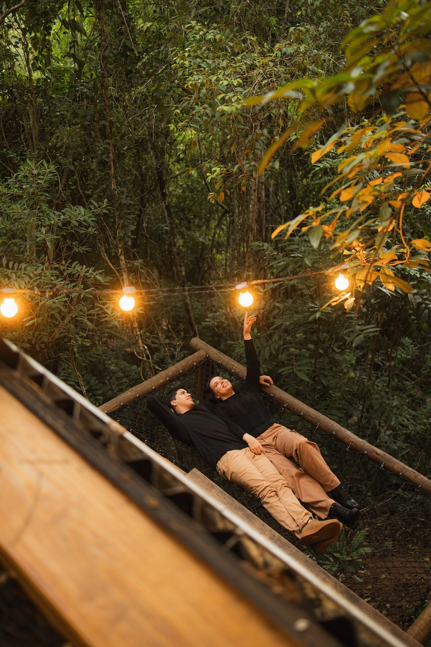 Montes Fotografia - casal em meio à natureza