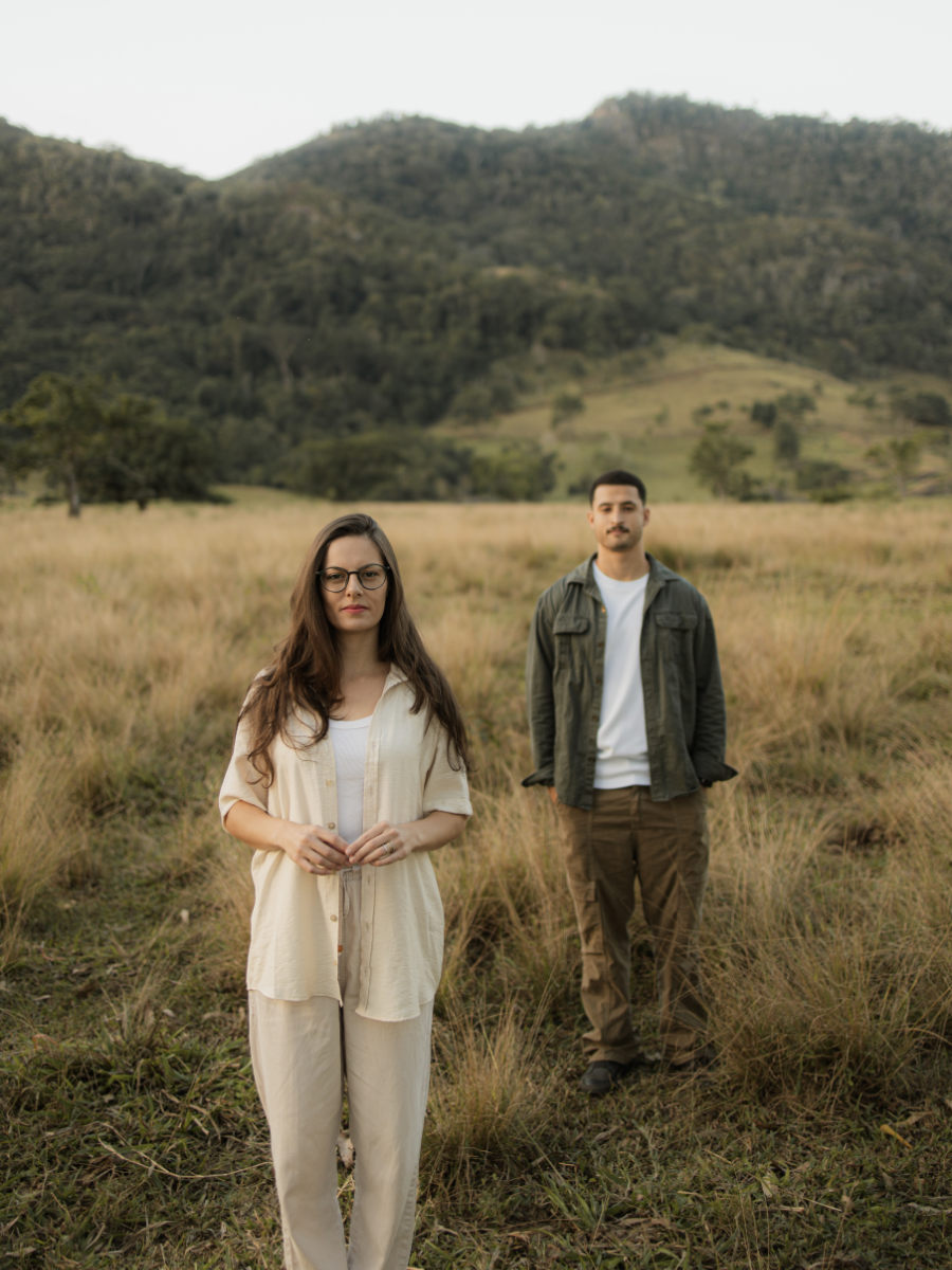Casal em ensaio fotográfico urbano